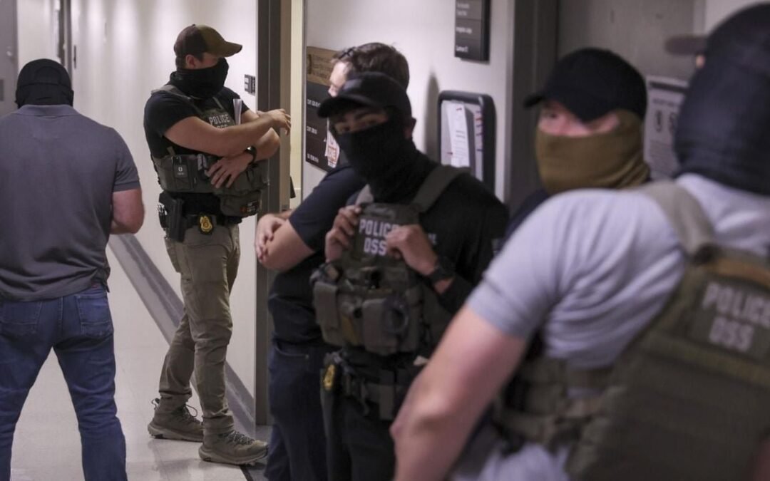 Despiden a agente de ICE tras incidente violento contra mujer migrante en centro de detención de Nueva York