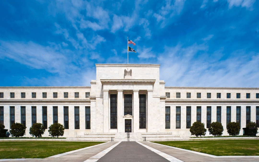 La Reserva Federal de Estados Unidos recorta tasa de interés y anuncia compra de títulos ante moderación económica en EU
