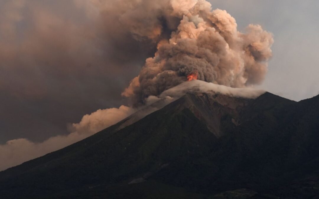 Evacuan comunidades en Guatemala por intensa erupción del Volcán de Fuego que lanza lava y cenizas